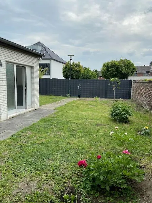 Apartment Charmante Gartenwohnung Mit Privatem Grossen Garten Cologne